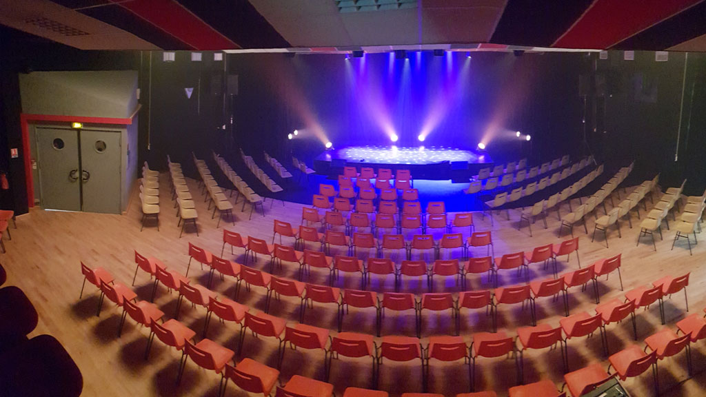 La salle en configuration conférence
