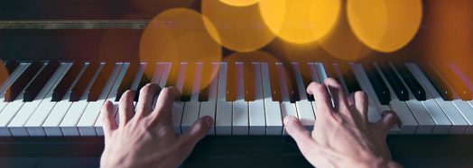 Mains qui jouent du piano