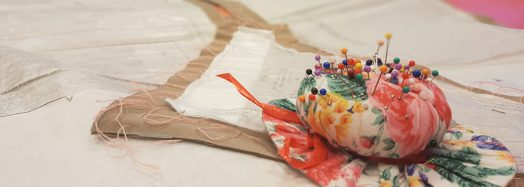 Atelier couture : pelote à épingles et tissus