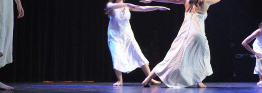 Danseuses de modern jazz en robes blanches sur scène