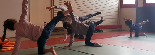 Gym rythmique jeunes : enfants qui font des exercices au sol