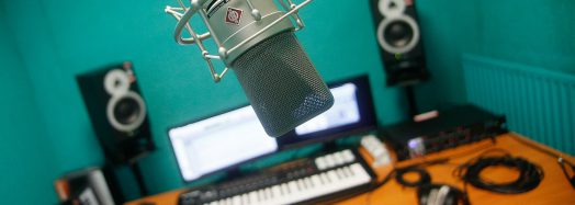 Studio d'enregistrement : micro, écrans et enceintes