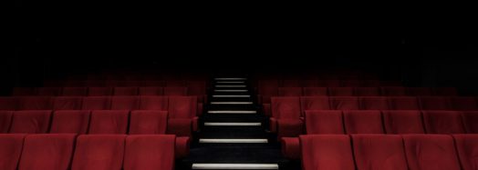 Rangées de fauteuils rouges d'une salle de spectacle