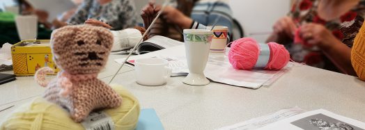 Café tricot : ouvrage en laine et pelotes sur la table
