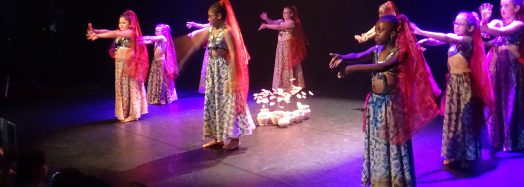 Danseuses en costumes colorés sur scène, danses du monde