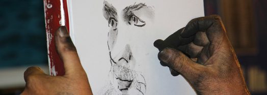 Atelier dessin : main qui dessine un portrait au crayon