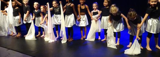 Enfants du cours d'éveil aux danses du monde sur scène