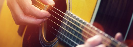 Mains qui jouent de la guitare