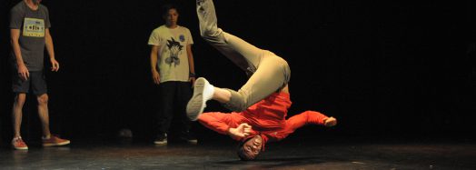 Danseur de breakdance en figure au sol sur scène