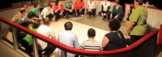 Atelier de théâtre d'improvisation : participants assis en cercle