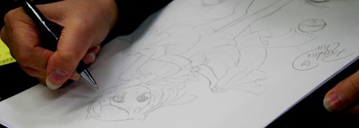Atelier manga : main qui dessine un personnage au crayon