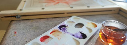 Peinture sur soie : palette de couleurs et pinceau
