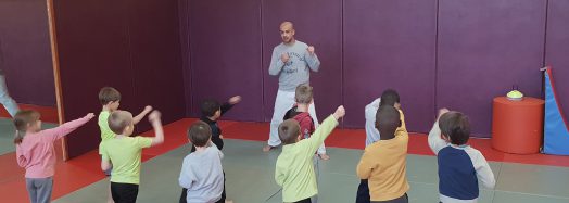 Cours de sport d'opposition pour enfants avec leur professeur