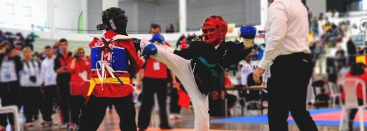 Compétition de sports de combat : combattants avec casques et protections