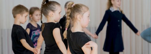 Enfants pendant un cours de Zumba Kids